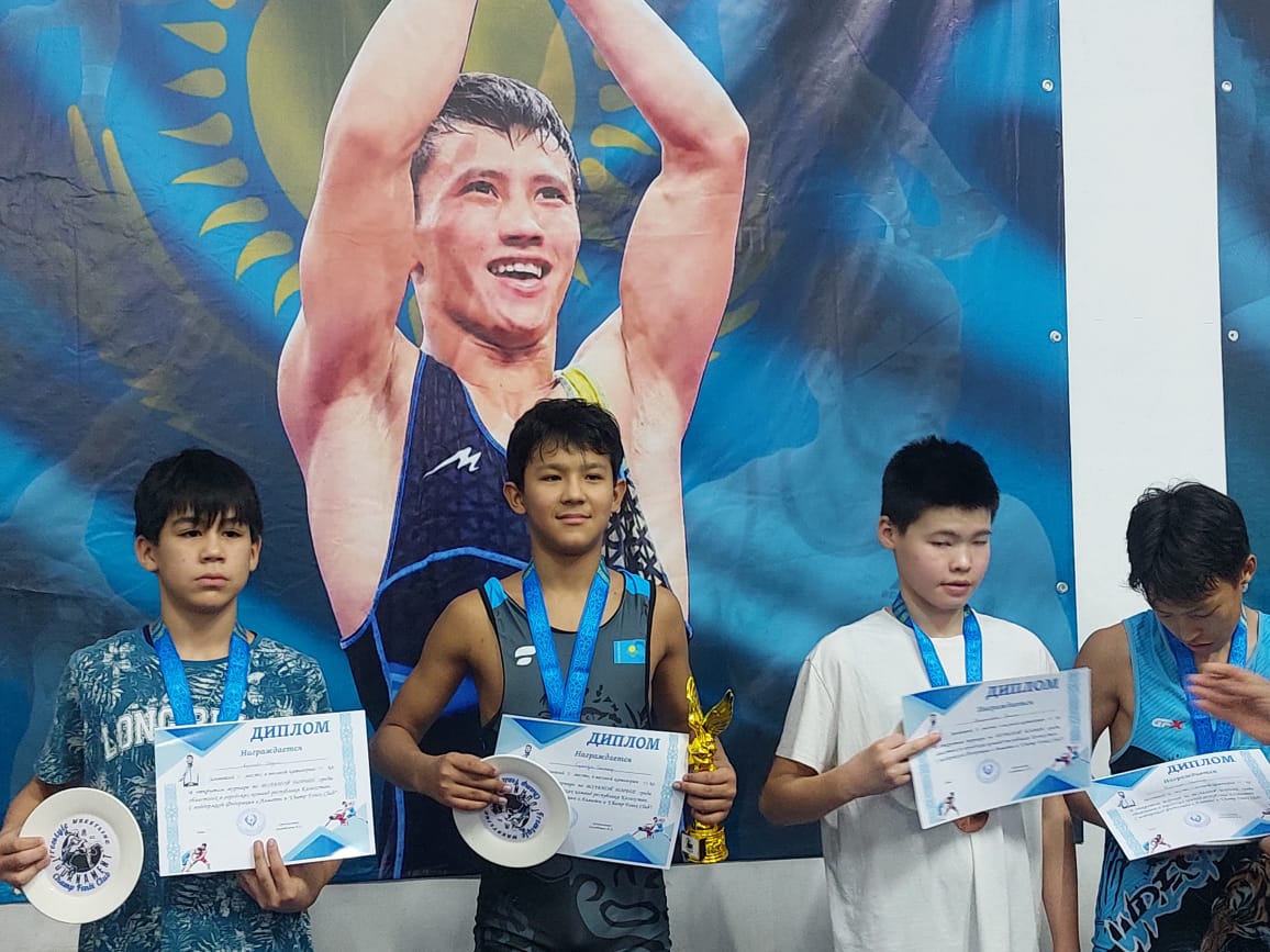 7 “ә” сынып оқушысы Сүйіндік Санжар облыстық және қалалық деңгейдегі еркін күрес турнирінен  жүлделі І орын иеленді. Палуан оқушымыздан  қазақ күресінен әлем чемпионы шығатынына сенеміз!!!