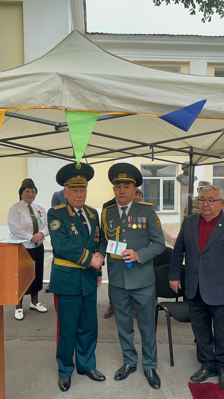 Мектеп-лицейіміздің АӘ және ТД пәнінің мұғалімі Джангазиев Ерлік Берікбайұлы Офицерлер одағы қоғамдық бірлестігі Президиумының шешімі бойынша “Ұлы Жеңіске” 80 жыл мерейтойлық медалімен марапатталды.