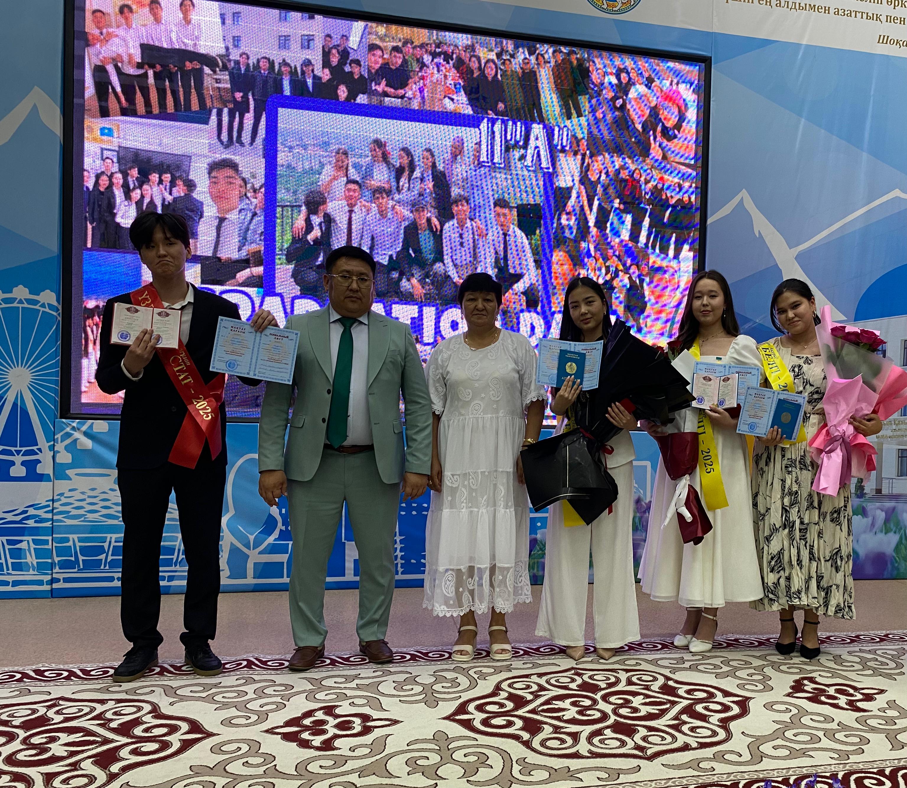 Мектеп-лицейіміздің 11 сынып Жас түлектеріне Жалпы орта білім туралы аттестат табыстау салтанатты рәсімі өтті!!!