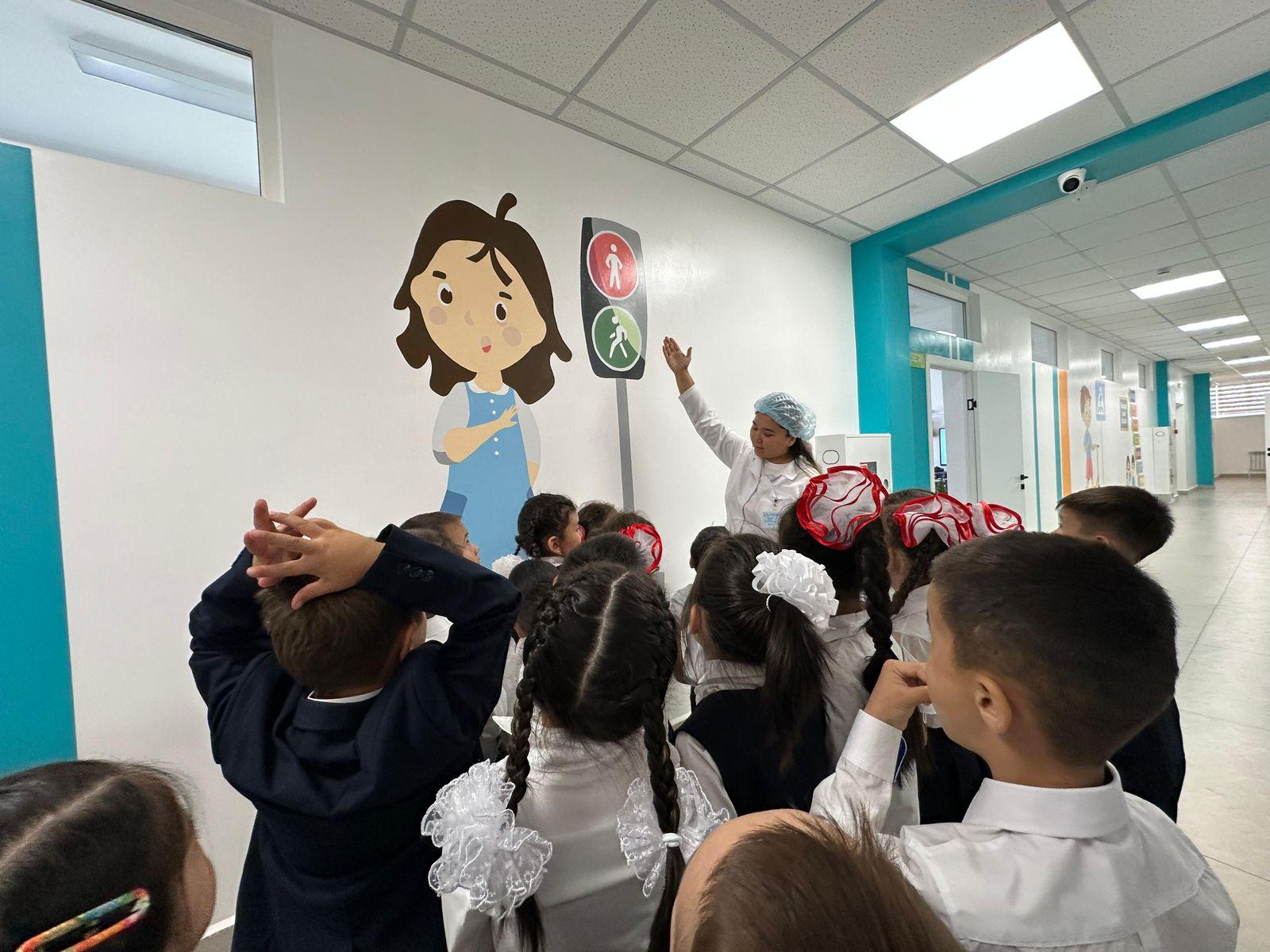 03.09.2025ж күні мектеп мейірбикесі Айтжан А.Б. 1-сынып оқушыларына "Жол-көлік жарақаттарының алдын алу" тақырыбында   жол белгілері мен ережелерін балалардың үнемі сақтап жүру бойынша кеңестер мен  түсіндірме  жұмыстары жүргізілді.