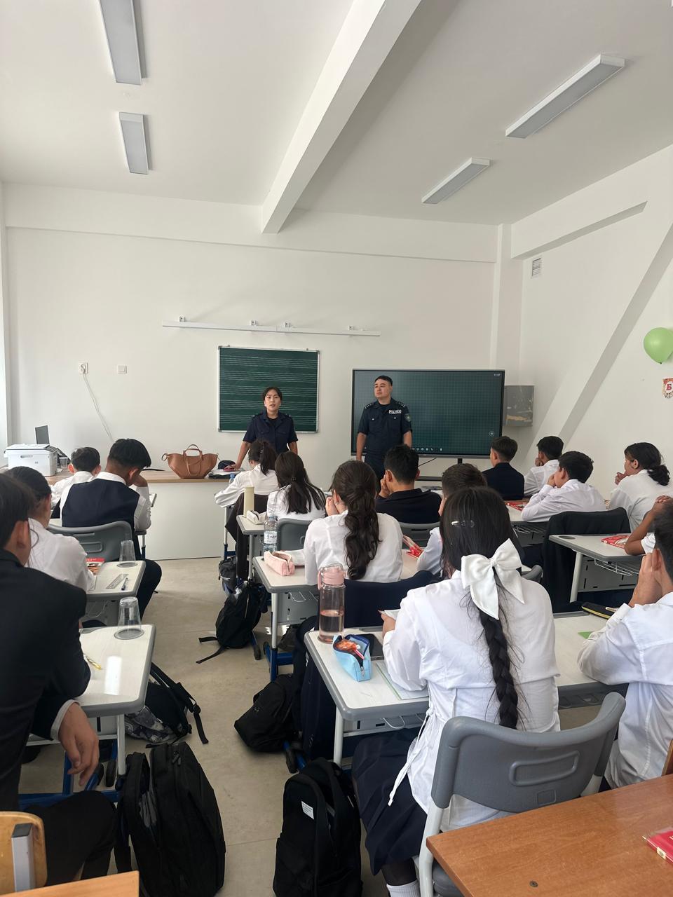 05.09.2025 ж күні мектебіміздің инспекторы полиция капитаны Дюсен М.А. балалардың қауіпсіздігін қамтамасыз ету және құқық бұзушылықтың алдын алу мақсатында 8-сынып оқушыларын профилактикалық әңгіме жүргізді.