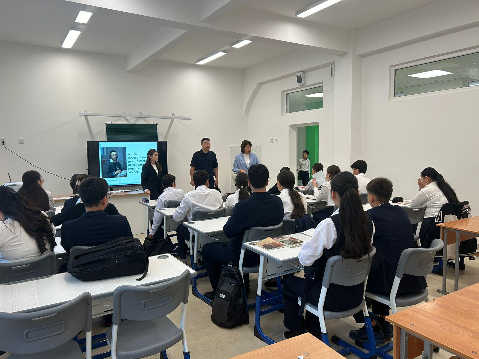 Бүгін мектепте «Абайлаңыз, балалар!» акциясы аясында инспектор оқушылармен арнайы түсіндіру жұмыстарын жүргізді. 🚸 Шара барысында жолда жүру ережелері, көшедегі қауіпсіздік талаптары түсіндіріліп, оқушыларға күнделікті өмірде сақтық шараларын ұмытпа