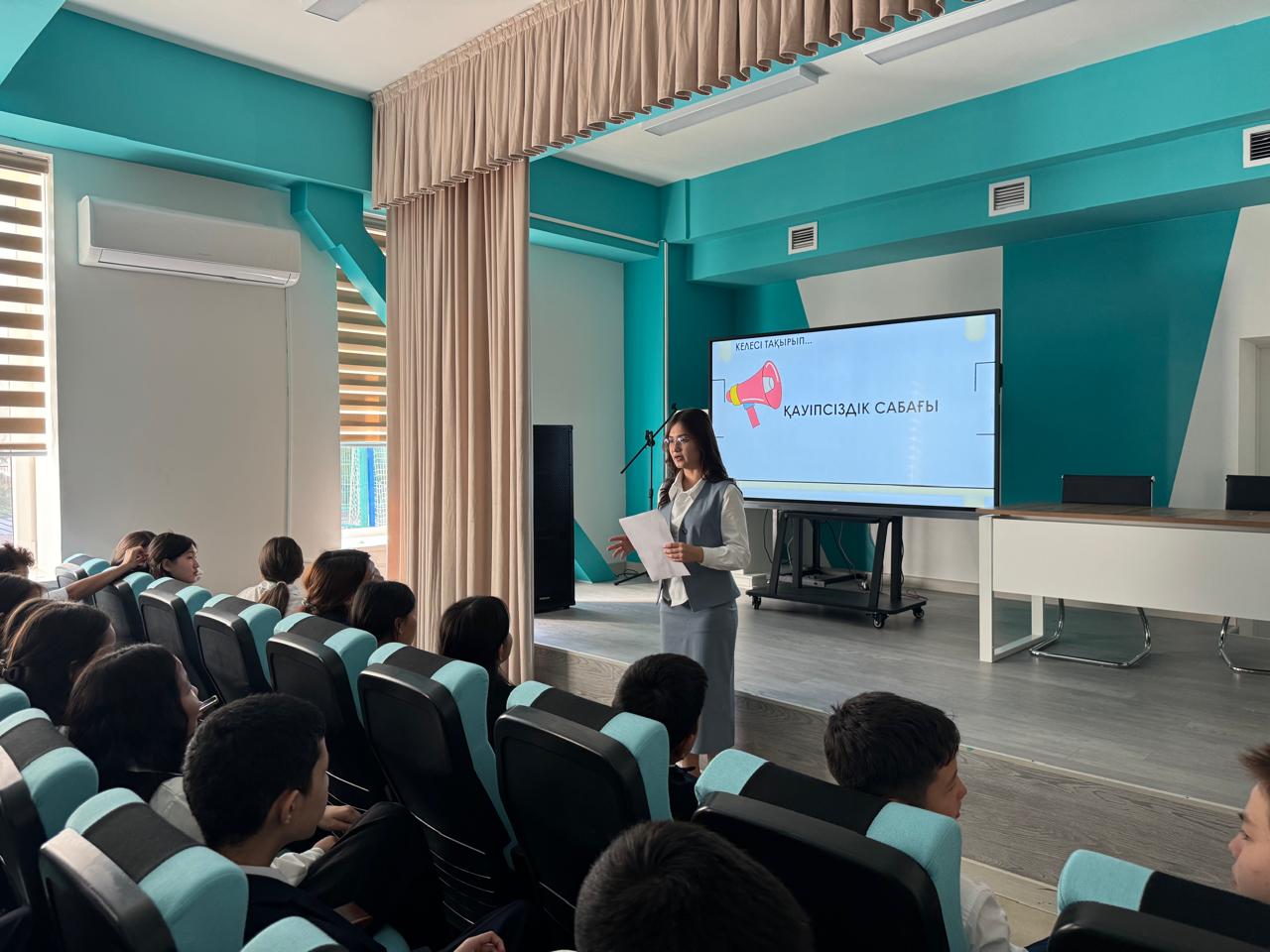 “Білімнің кілті - ұлағатты ұстаз қолында” тақырыбында 8-сынып оқушыларымен сынып сағаты жүргізілді