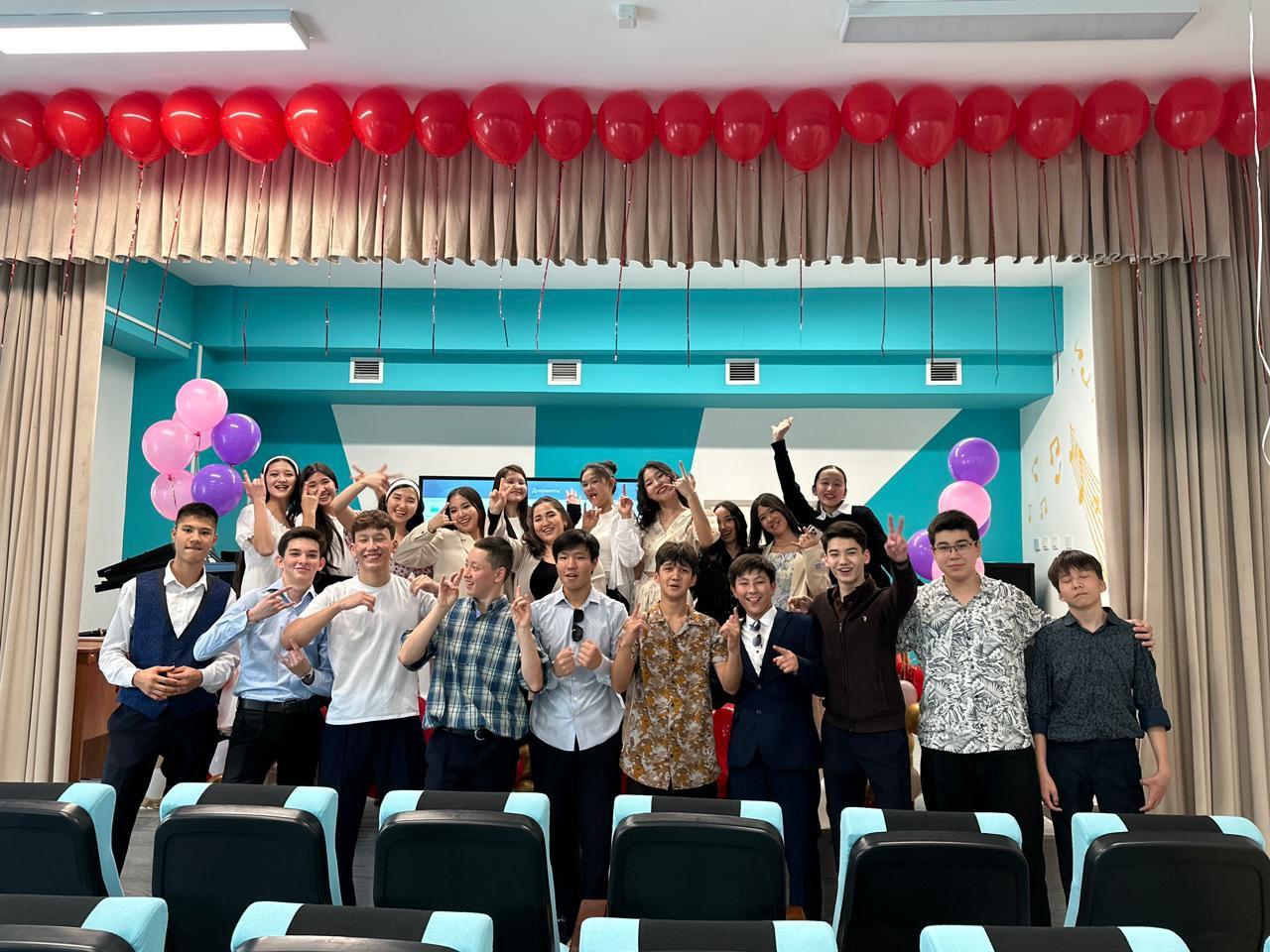 Ұстаздар күніне орай мектебімізде жүректерді тербеген ерекше іс-шаралар өтті! Ұстаздарымызға деген шексіз алғыс пен құрметке толы кеш – білім шырағын жаққан жандарға арналған шынайы сыйлық болды. 🌟  🔸 Ұстаз – ұлттың ұлы тұлғасы. 🔸 Ұстаз – болашаққ