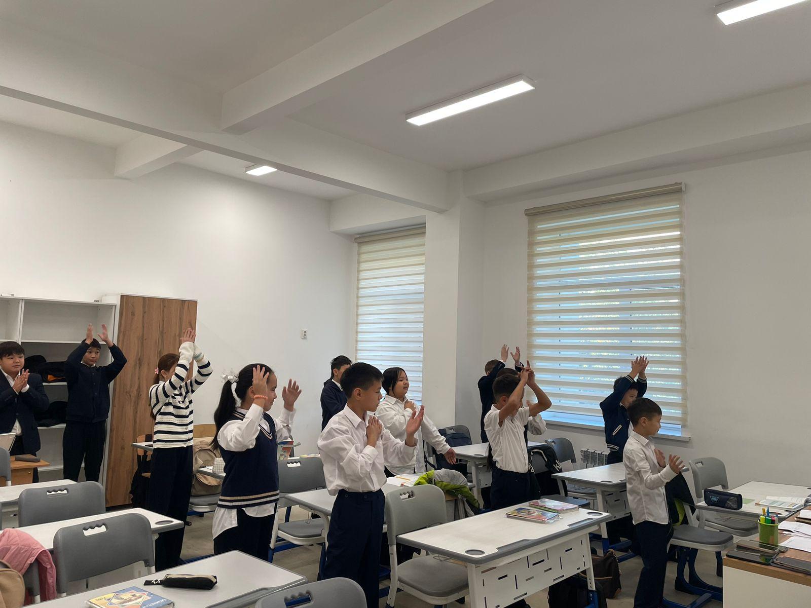 Қазақстан Республикасы Оқу-ағарту министрлігінің 2025 жылғы 22 тамыздағы № 3-05-4/5704-И-хат тапсырмасын орындау мақсатында 2025 жылғы 1 қыркүйектен бастап оқу-тәрбие процесіне дене шынықтыруға арналған қысқа жаттығу енгізіледі.