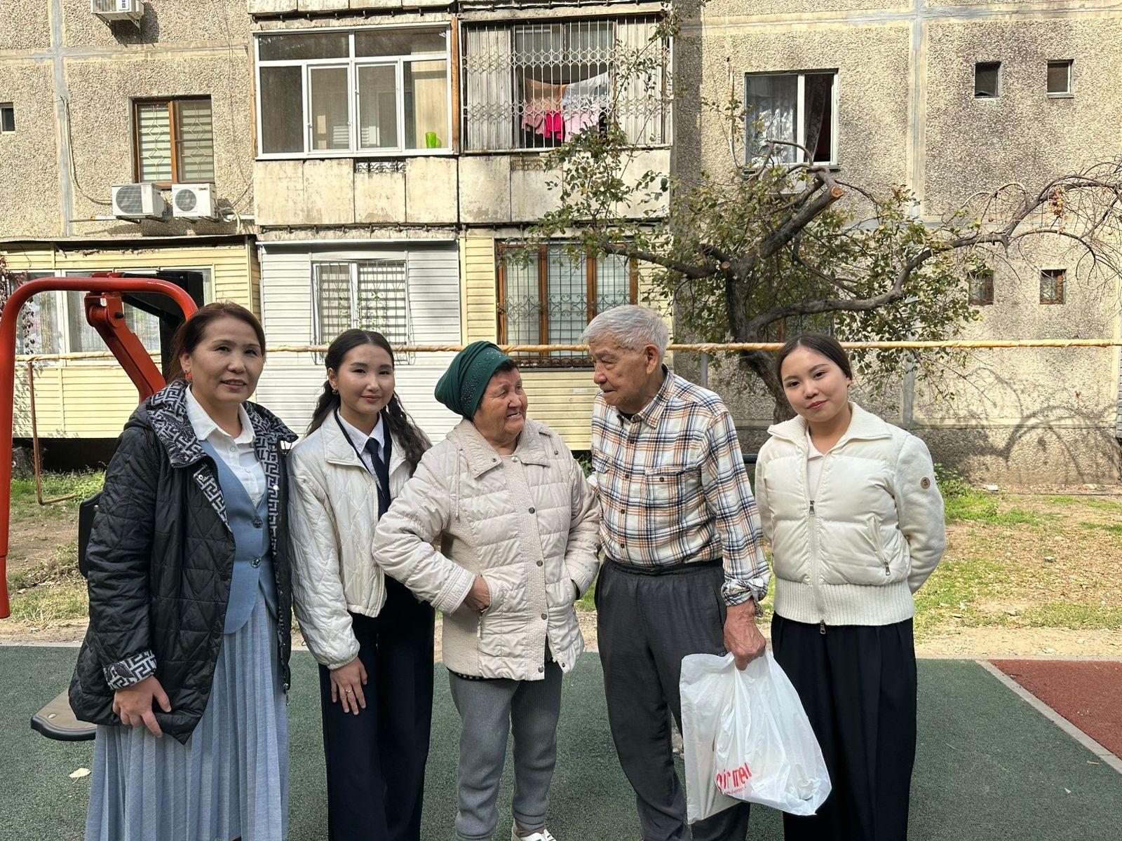 Бүгін мектебіміздің оқушылары ұлағатты үлкендерімізді Қарттар күнімен құттықтап, жылы лебіздерін білдіріп қайтты. ⠀ Ардақты аталар мен әжелерімізге ән-шашу тарту етіп, өз қолдарымен жасаған сыйлықтарын табыстады. ⠀ Осындай шаралар арқылы біз үлкенді