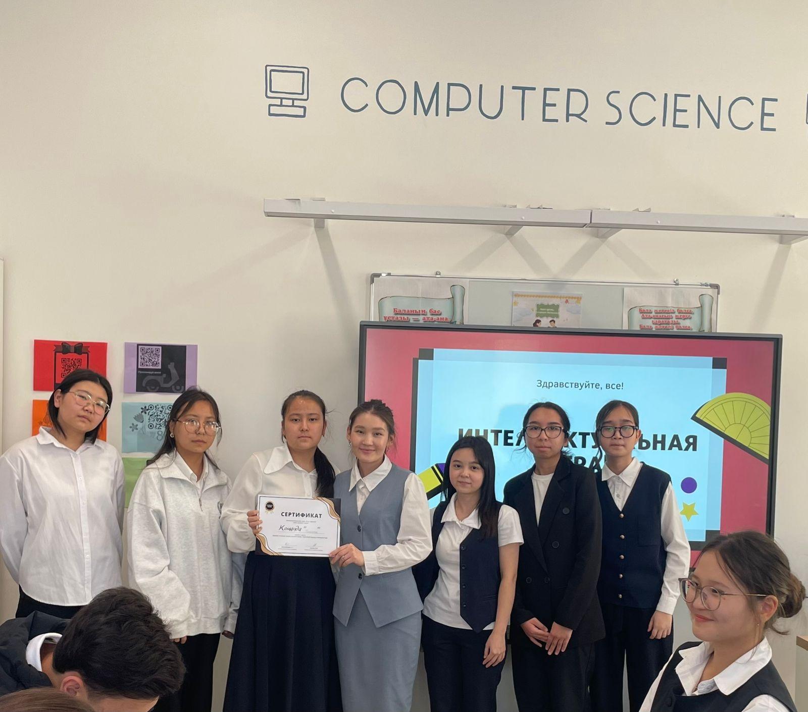 Бүгін мектепте «Абайлаңыз, балалар!» акциясы аясында инспектор оқушылармен арнайы түсіндіру жұмыстарын жүргізді. 🚸 Шара барысында жолда жүру ережелері, көшедегі қауіпсіздік талаптары түсіндіріліп, оқушыларға күнделікті өмірде сақтық шараларын ұмытпа