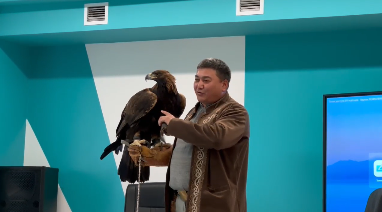 Медеу ауданы әкімдігі мен аудындық білім бөлімінің Республика күніне орай мектеп оқушыларына ұлттық құндылықтарымызды дәріптеу, маңыздылығын түсіндіру мақсатында  "Қыран" Федерациясының өкілдерімен кездесу жүргізілді.