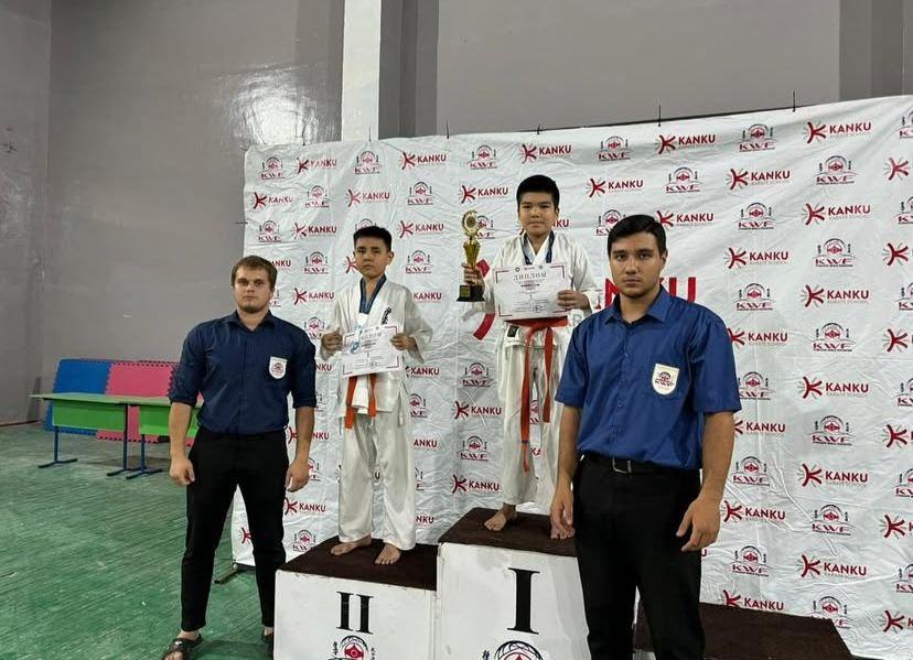 📣 ЖЕҢІСПЕН ҚҰТТЫҚТАЙМЫЗ! 🥇  Мектебіміздің 6 «А» сынып оқушысы Есенали Әкежан каратэ спорт түрінен ұйымдастырылған турнирде 1-орын иеленді!  Әкежанның бұл жеңісі – үздік дайындық пен табандылықтың, ерік-жігер мен еңбектің нәтижесі.