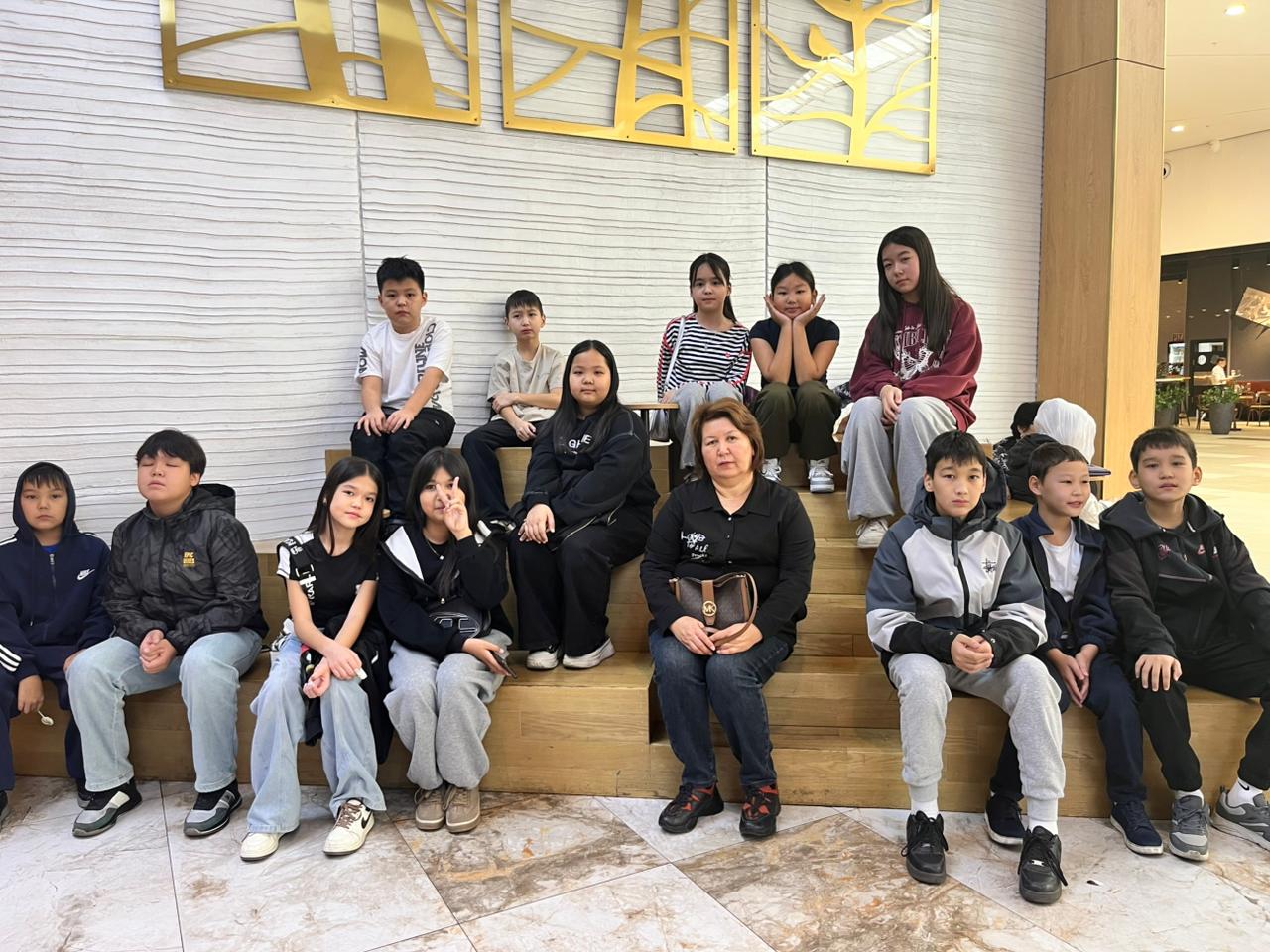 6 «Ә» , 6 «Б» сынып оқушылары күзгі демалысты тиімді әрі көңілді өткізіп, кинотеатрға барып қайтты! Керемет фильм, достық атмосфера және жақсы көңіл-күй — бәрі бір сәтте тоғысты. ✨ Демалыс күндері осындай қуанышты сәттерге толы болсын!