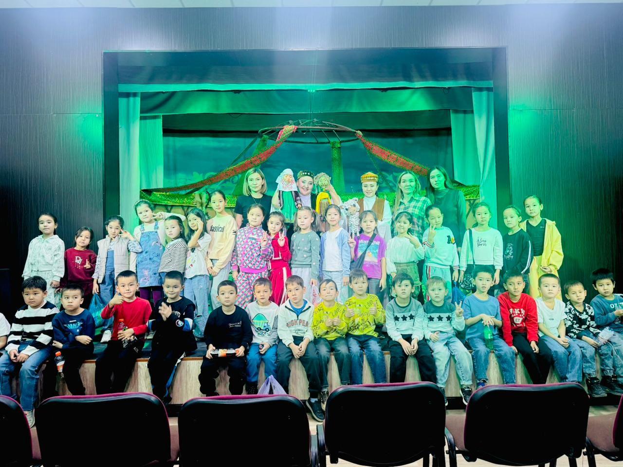 2 "Ә" сыныбының қуыршақ театрына сапары 2 "Ә" сынып оқушыларымен бірге қуыршақ театрына барып, «Ұр-тоқпақ» ертегісін тамашаладық. Балалар үшін бұл өте қызықты әрі танымдық әсер қалдырды.