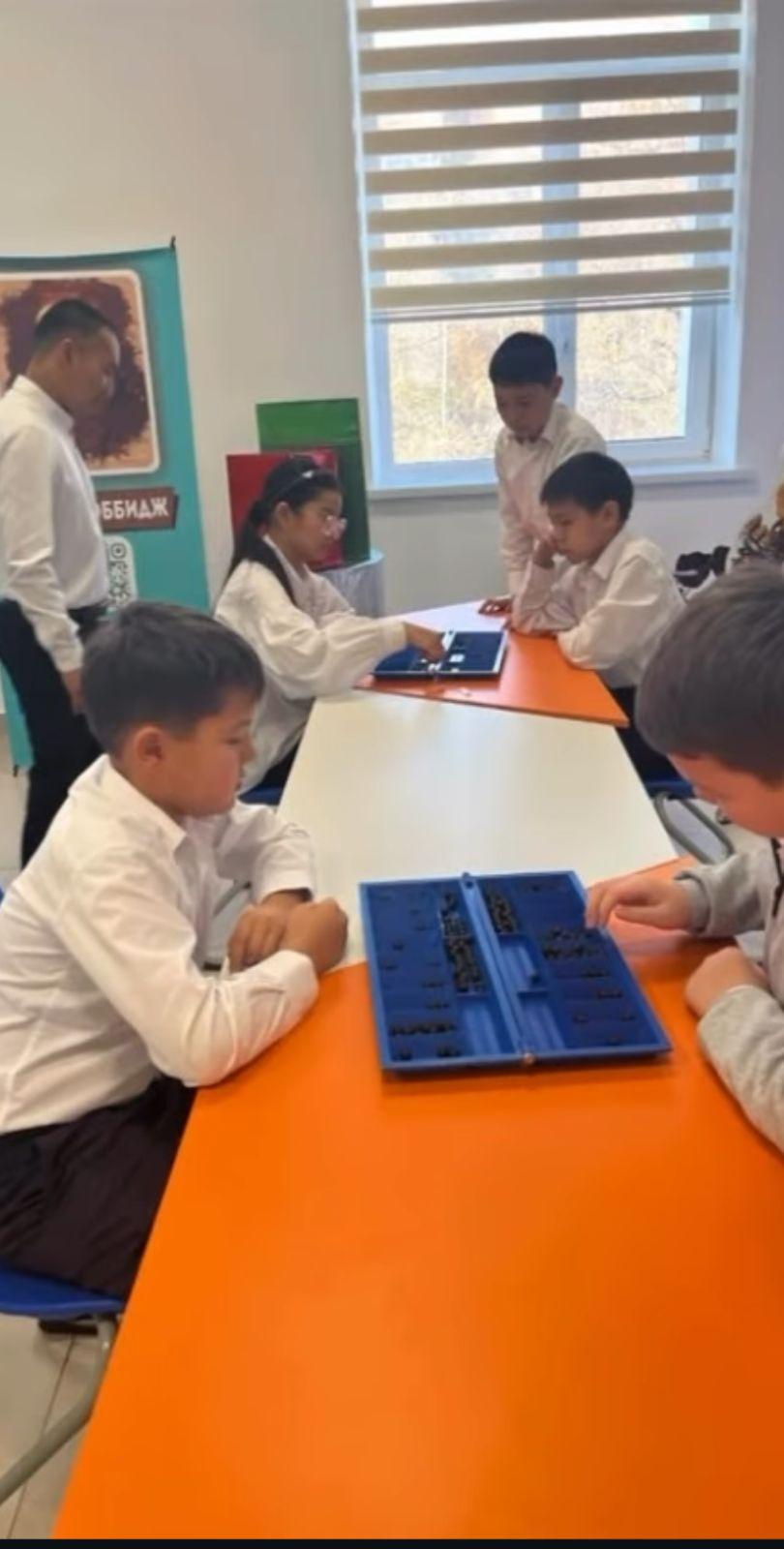 Онкүндік аясындағы «Көңілді үзіліс» уақыты әр сыныптан іріктелген балаларға қазақтың ұлттық дәстүрлі ойындарының бірі, ақыл-ойды дамытуға арналған тоғызқұмалақ ойынын ойнатудан  басталды. Балалардың ойынға қызығушылықпен қатысып, келесі турға жолдама