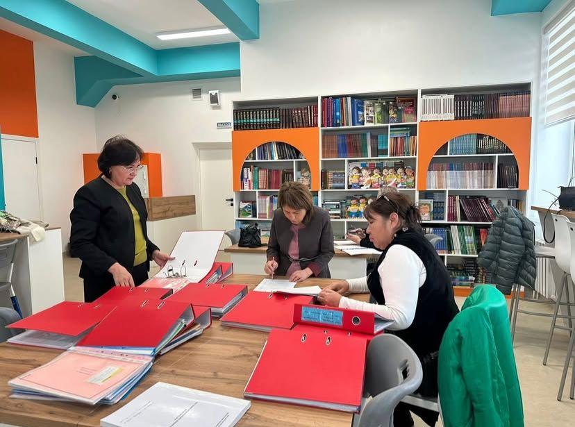 Медеу ауданының кітапханашылары арасында өткізілген өзара тексеріс нәтижесінде аудан бойынша жалпы 33 мектеп кітапханасының жұмысы жоғары деңгейде ұйымдастырылғаны анықталды. Тексеріс барысында аталған кітапханаларда кітап қорын жүйелеу, оқырмандарме