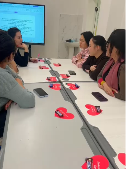 Оқушының оқу мотивациясын арттыруда-ата-ананың рөлі атты ата-аналар жиналысы 33 мектеп-лицейінің 8 а,ә,б сынып ата-аналарымен де ерекше форматта өткізілді. Білім мен тәрбие теңдей жүру керек екені айқын, бала тәрбиелеу-ұлт тәрбиелеу, сауатты қоғам, с