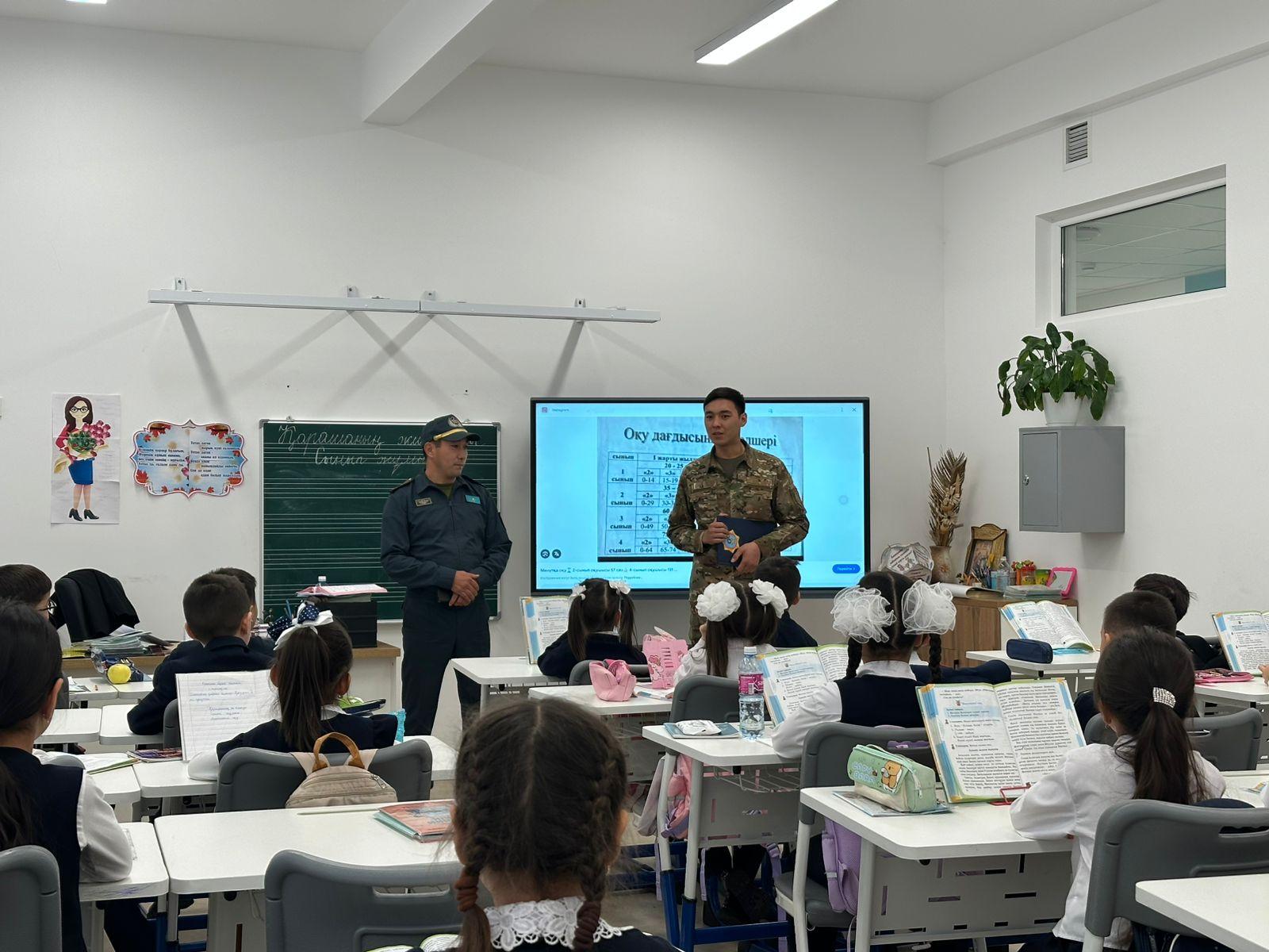 Оқушыларға төтенше жағдай кезіндегі қауіпсіздік ережелері түсіндірілді. Түсіндіру  барысында балалар маңызды ақпарат алып, түрлі жағдайларда қалай әрекет ету керектігін үйренді.  🔸 Дабыл қағылғанда өзін қалай ұстау 🔸 Ғимараттан қауіпсіз шығу жолдар