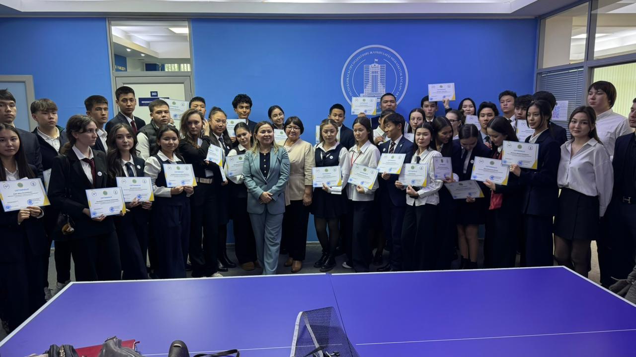 Оқушыларымыз күнді көтеріңкі көңіл күймен қарсы алып, таңғы ритмикалық жаттығу орындады. Қарапайым қимылдар арқылы дене қыздырып, сергектік пен күш жинады. Ритмге сай қимылдап, бір-біріне жақсы энергия сыйлаған балалардың жүзінен қуаныш анық байқалды