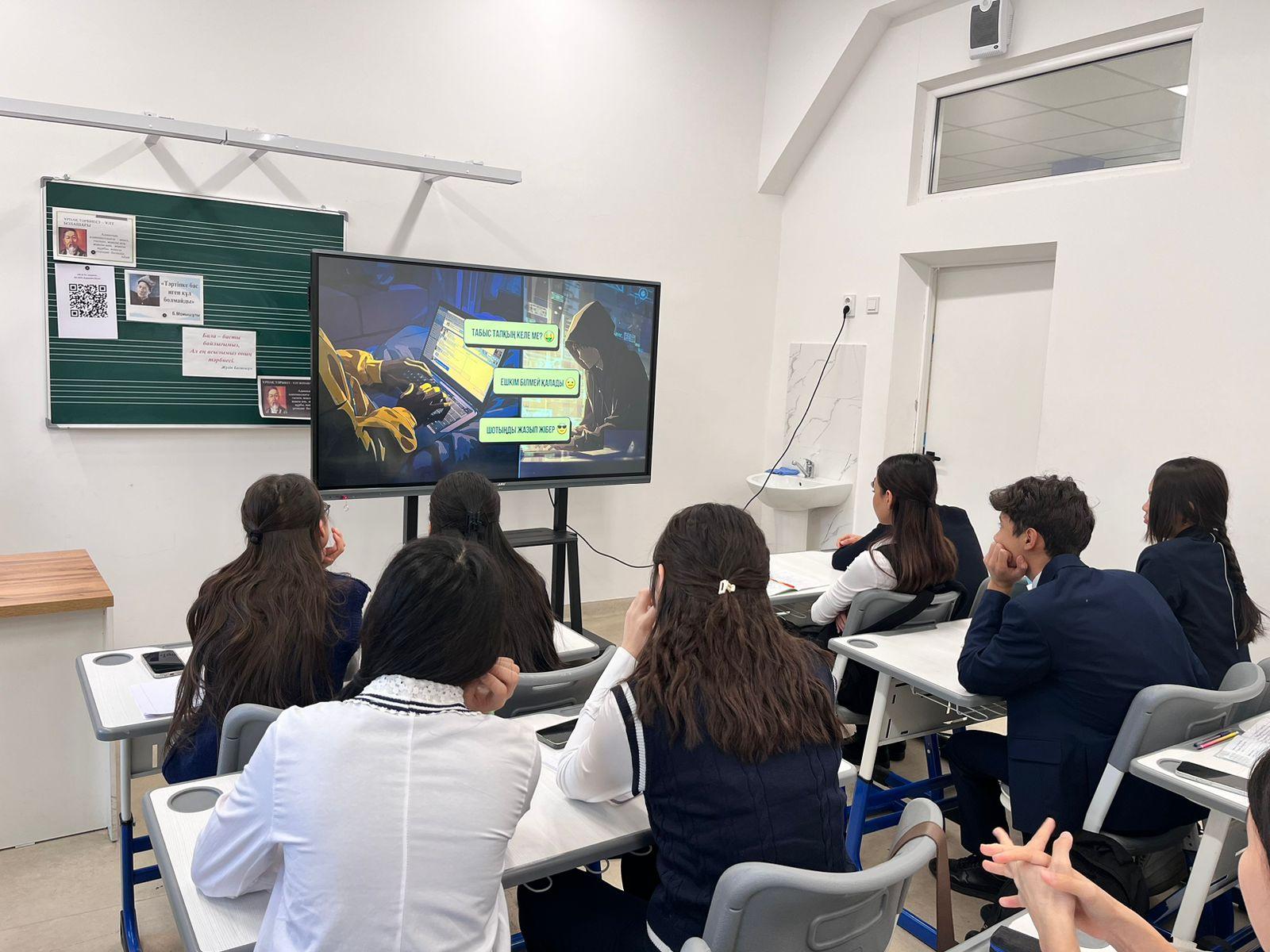 Жеке қауіпсіздік – адамның өзінің денсаулығы мен өмірін, жеке мүлкін және жеке кеңістігін қорғау үшін қолданатын әрекеттер мен әдеттер жиынтығы. Қауіпсіздікті сақтау үшін әрқашан сақтық шараларын ұстану маңызды.