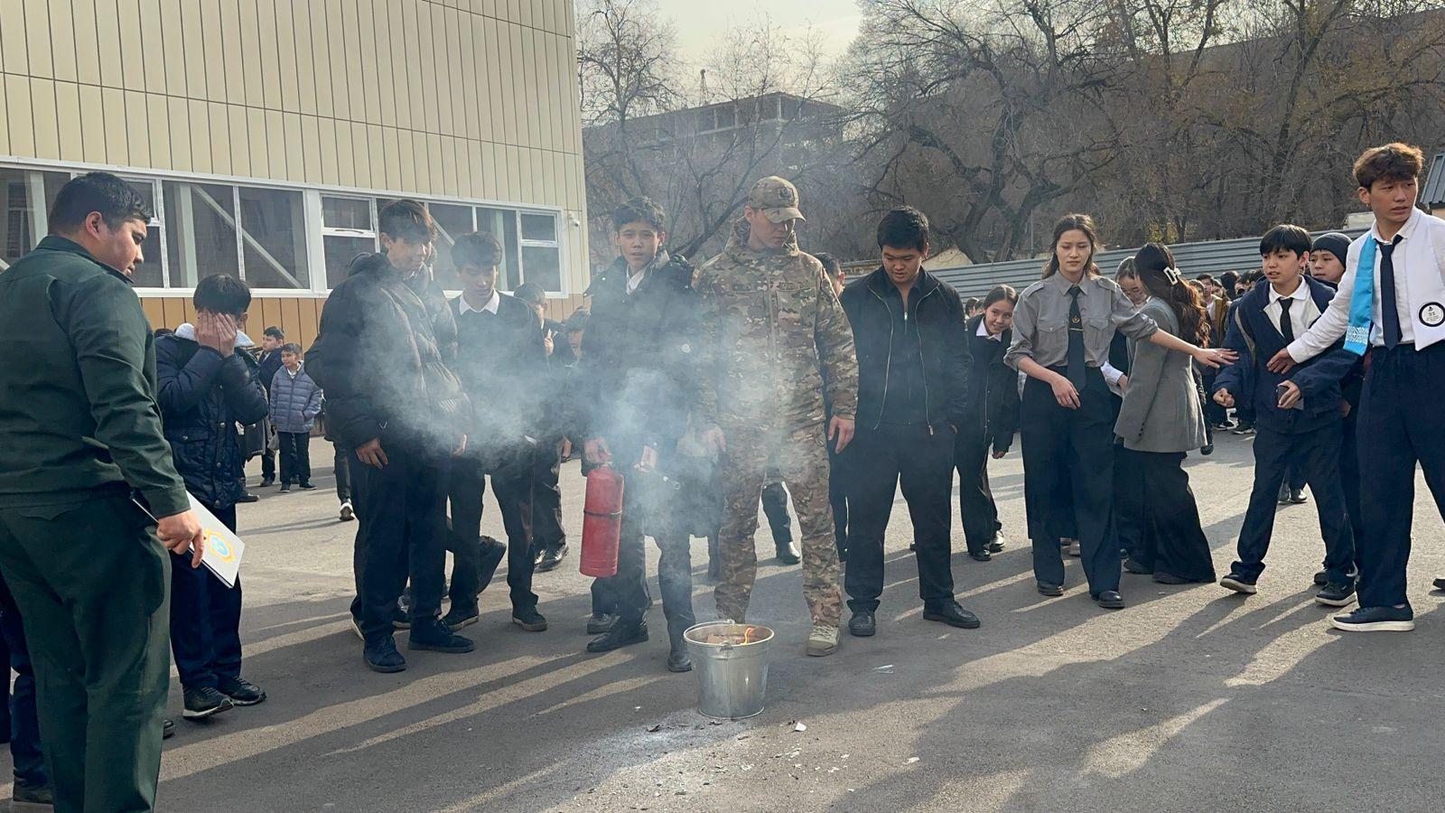 Бүгін мектебімізде төтенше жағдайлардың алдын алу мақсатында оқу-жаттығу жұмыстары өткізілді. Жаттығу барысында эвакуация тәртібі, қауіпсіздік ережелері және оқушылардың жедел әрекет ету дағдылары пысықталды. Іс-шараға Медеу ауданы ТЖБ қызметкерлері