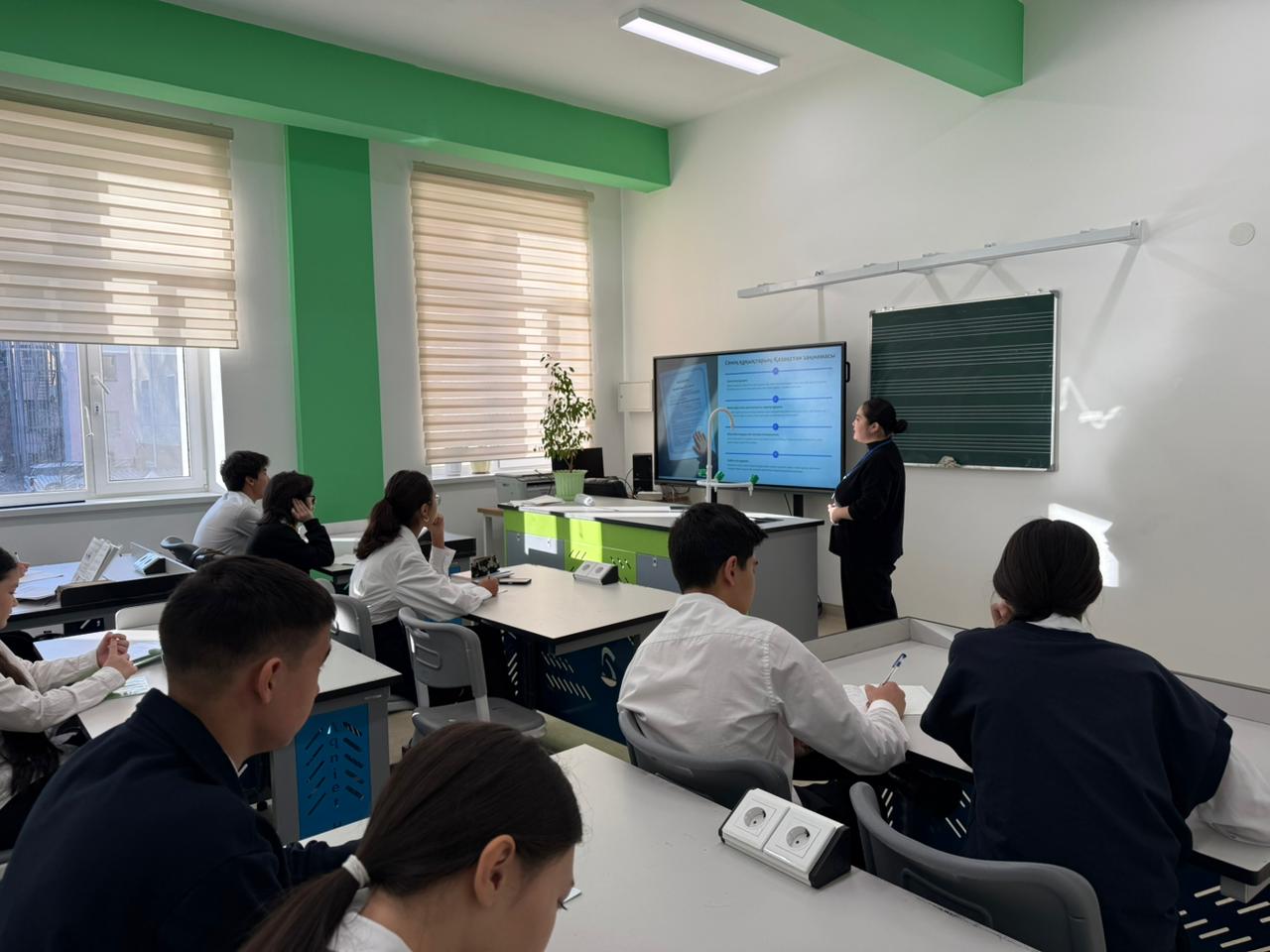 Адал азамат – шыншылдықты, әділдікті және жауапкершілікті өмірлік ұстаным еткен тұлға. Ол әрқашан уәдесінде тұрып, өз ісіне жауап береді, өтірік пен қулықтан аулақ жүреді. Адал адам өзгелердің құқығын құрметтеп, қоғамда әділдік пен тәртіптің сақталуы