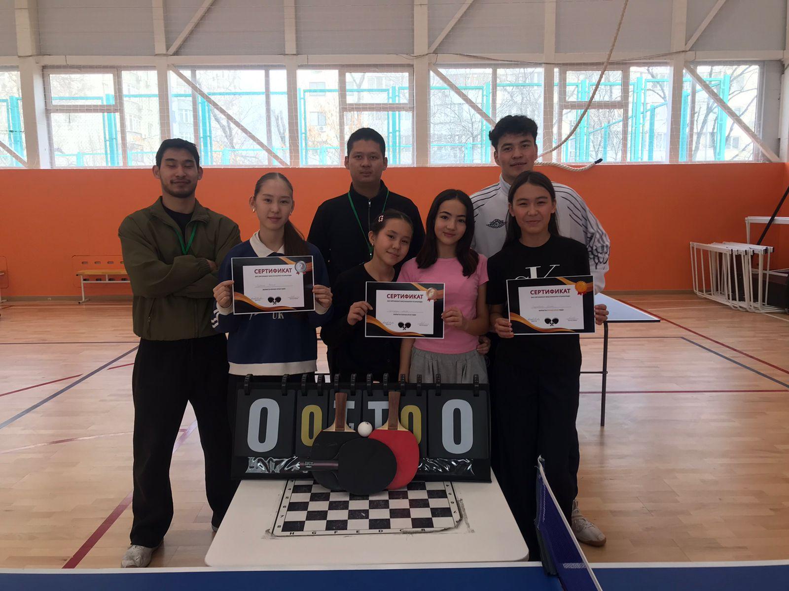 Бүгін біздің мектепте үстел теннисі жарысы өтті! Барлық қатысушылар өз шеберліктерін көрсетті, допқа шапшаңдықпен шабуыл жасап, дәл пас беріп, қызықты ойын көрсетті. Бұл турнир достыққа толы, әркім үшін жаңа тәжірибе мен көңілді сәттер сыйлады. Үстел