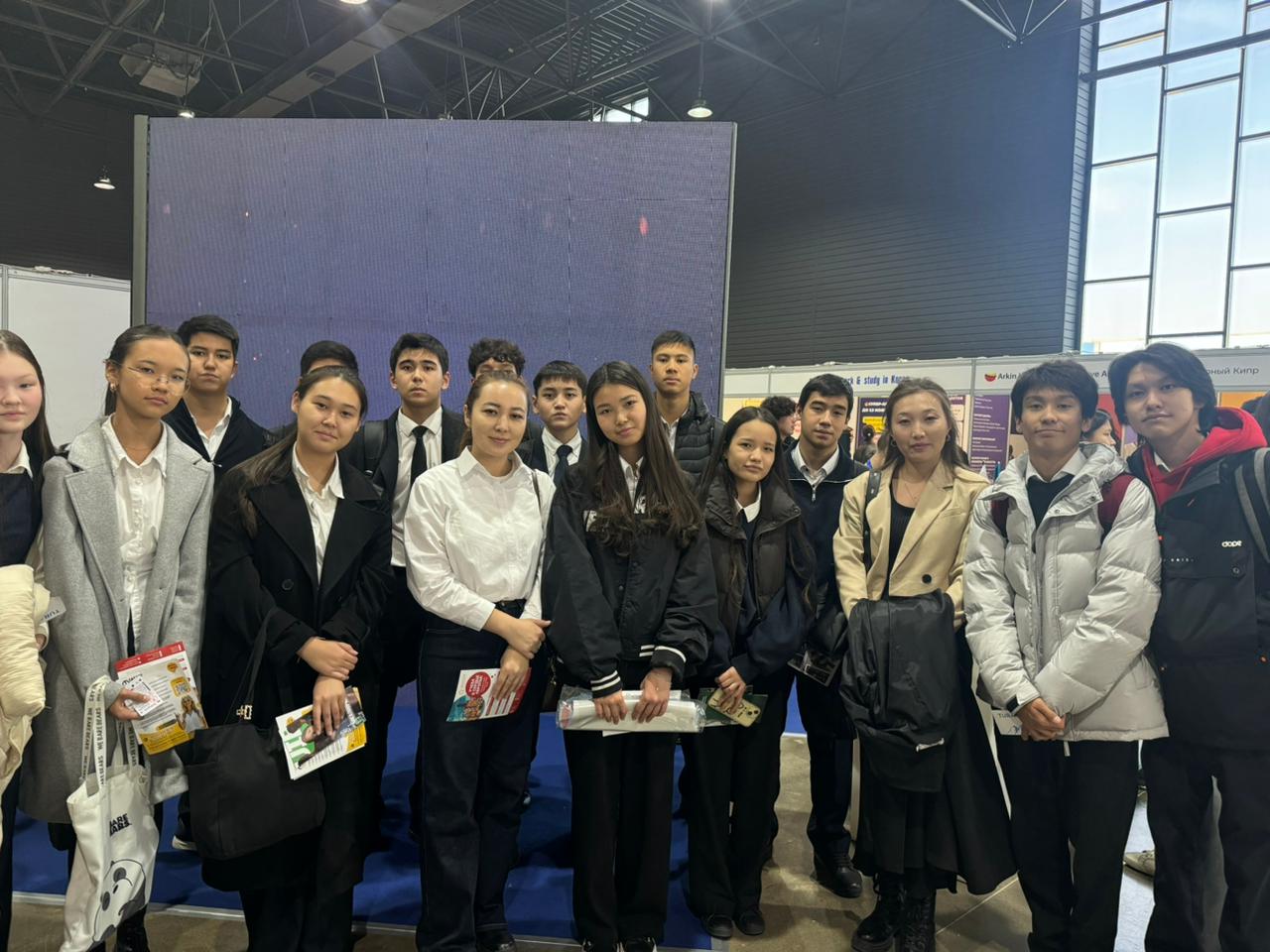 Бүгін оқушыларымыз “Білім және Мансап” атты XXIV Қазақстандық халықаралық көрмеге қатысып келді! 🎓🌍 Көрме барысында оқушылар көптеген шет елдік жоғары оқу орындары, мамандықтар, заманауи білім беру технологиялары және болашақ кәсіби бағыттары тура