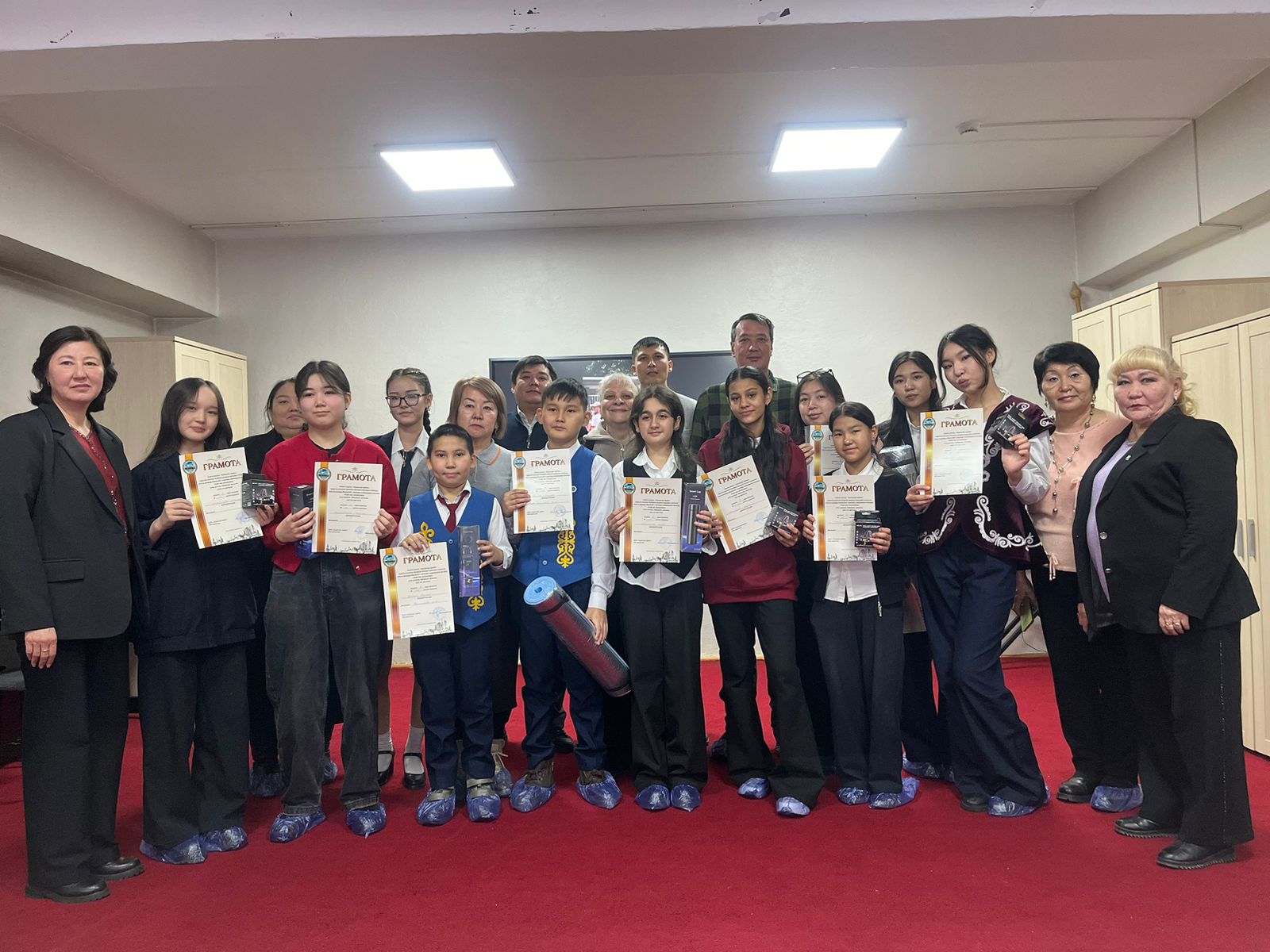 Алматы қаласы «Оқушылар сарайы» туристік-өлкетану бөлімінің ұйымдастыруымен өткізілген «Сен өз қалаңды білесің бе?» өлкетану олимпиадасы аясында «Үздік жас экскурсовод» атты қалалық байқауына қатысып, топ арасында жеңіске жетті.