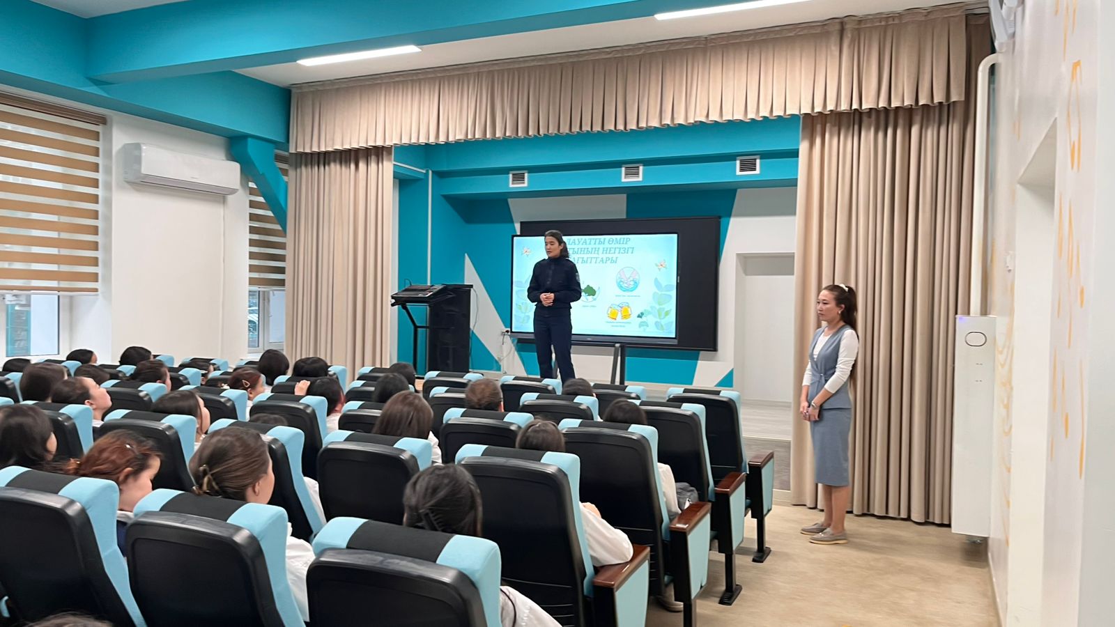 *Жасөспірімдердің қауіпсіздігі мен денсаулығы – басты назарда!* 🔹  Бүгін мектебіміздің инспекторы Мұрат Жанар Жанболатқызы және ДТІЖО Нышанова Г.Е., Бектұрған А.Ұ 7–8 сыныптың қыз балаларымен кездесу өткізіп, *денсаулық, **құқықбұзушылықтың алдын а