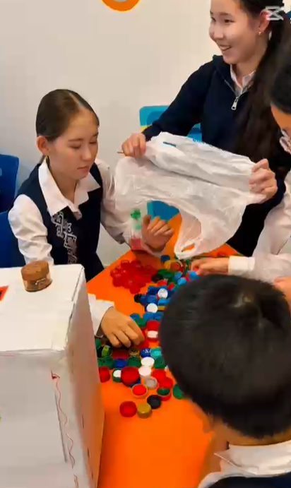 «Мектеп лицейіміздің оқушылары “Қайырымды қақпақтар” акциясына белсенді қатысуда. Белсенділік танытып жатқан барлық оқушыларға алғысымызды білдіреміз!»