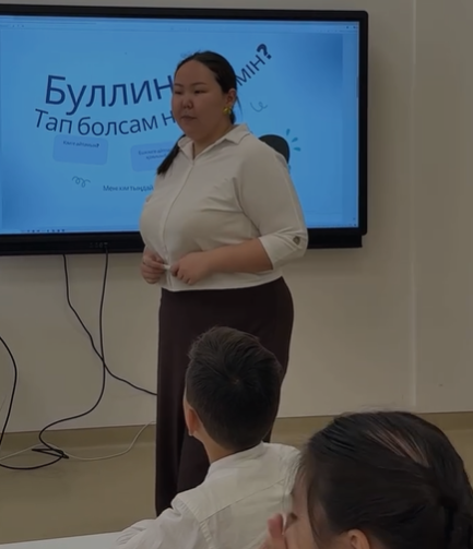 Буллинг — бұл әзіл емес. Ол адамның жүрегіне із қалдырады…  Әр бала қауіпсіз ортада оқуға, еркін ой айтуға және құрмет көруге лайық 🤍  Егер сен буллингке куә болсаң — үнсіз қалма! Бір сөз, бір қолдау біреудің өмірін өзгертуі мүмкін 🌱  Біз бірге мей
