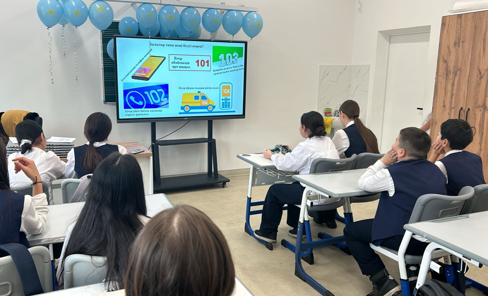 Қауіпсіздік ережесін сақтау — өзіңді ғана емес, өзгелерді де қорғау 🤍  Мектепте, көшеде, үйде сақтық — әр адамның жауапкершілігі. Ұқыптылық пен тәртіп қауіптің алдын алады ✅