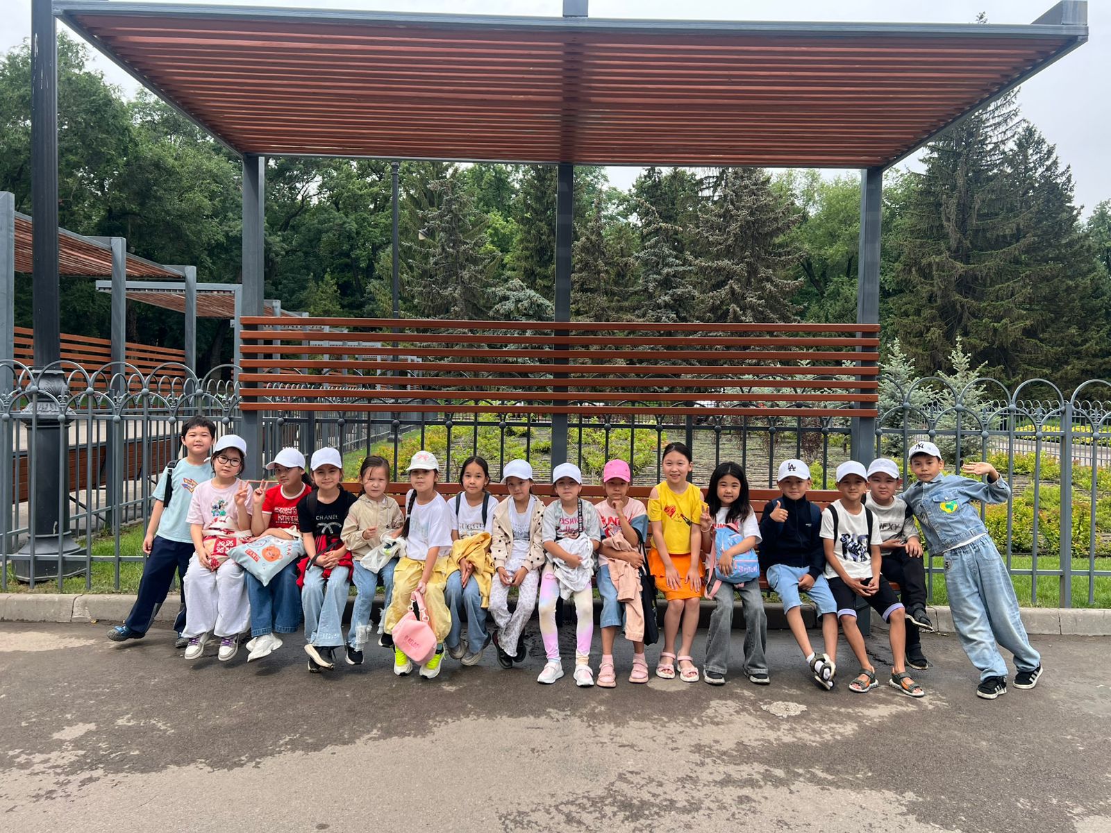 11.06.2026 ж. лагерь жоспарына сәйкес балалар күнін мәдени-танымдық саяхатқа арнады. Күн тәртібі күнделікті таңғы жаттығудан басталды.